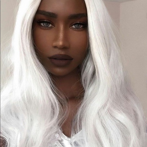 - - 22” WHITE SNOW BODY WAVY lace front wig *NEW*